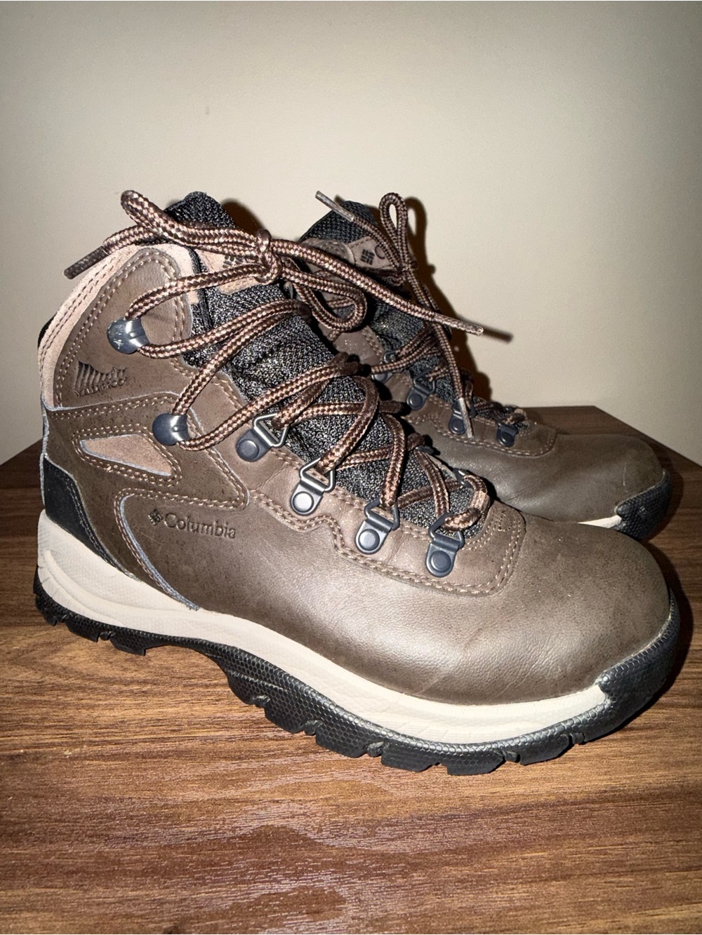 Columbia Newton Ridge hiking boots women’s size 6.5